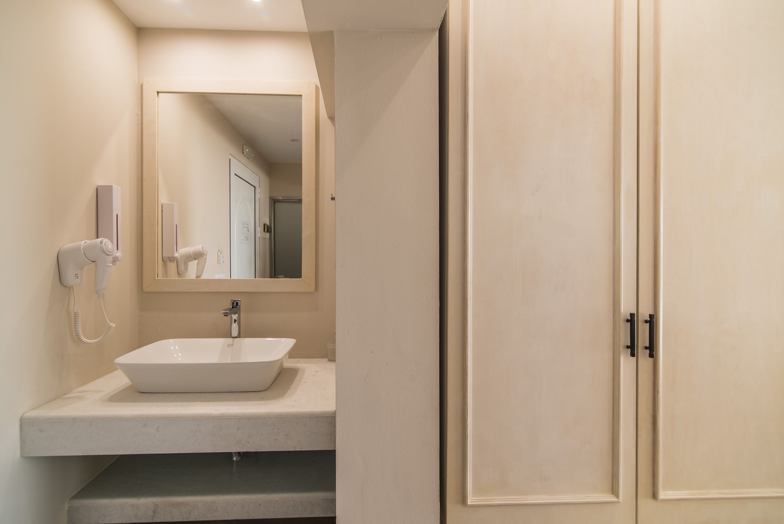 Photo - Belussi Beach Hotel & Suites