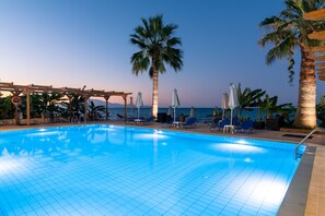 Outdoor pool, pool umbrellas, pool loungers - Belussi Beach Hotel & Suites (Zakynthos)