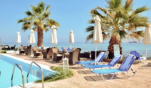 Outdoor pool, pool umbrellas, pool loungers - Belussi Beach Hotel & Suites (Zakynthos)