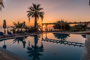 Outdoor pool, pool umbrellas, pool loungers - Belussi Beach Hotel & Suites (Zakynthos)