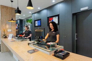 Quầy tiếp tân