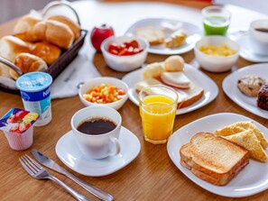 Daily buffet breakfast (BRL 53.00 per person)