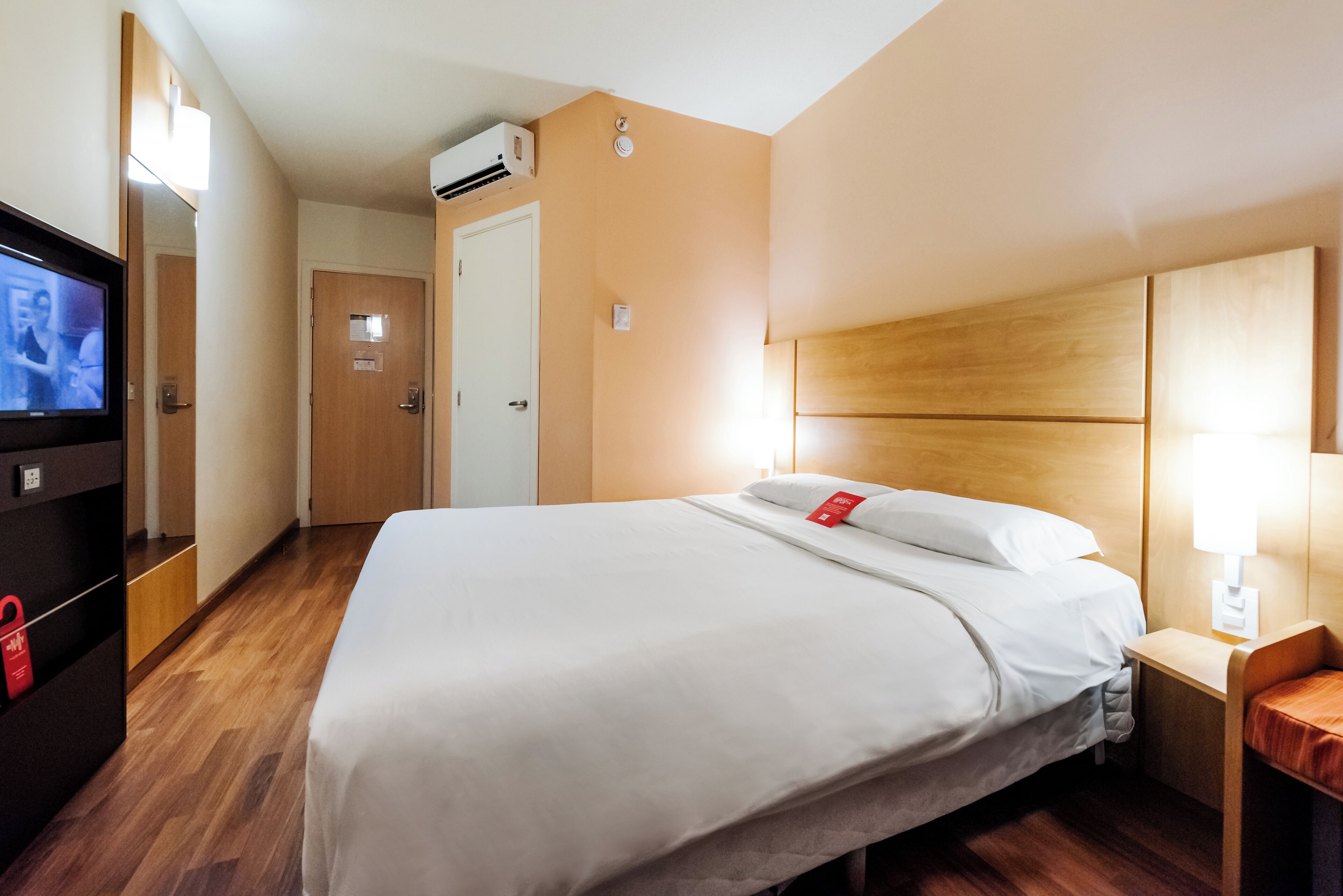 Rom – standard, 1 dobbeltseng | Minibar, safe på rommet, skrivebord og lydisolert