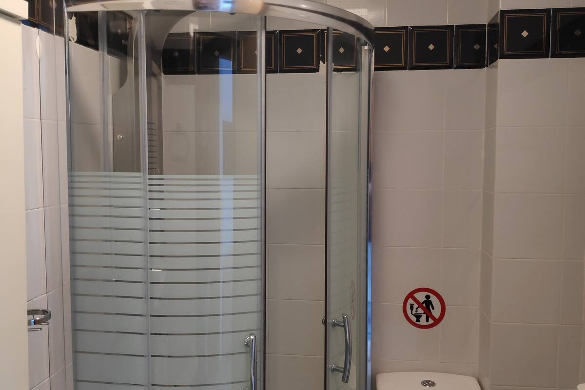 shower, hydromassage showerhead, free toiletries, hair dryer