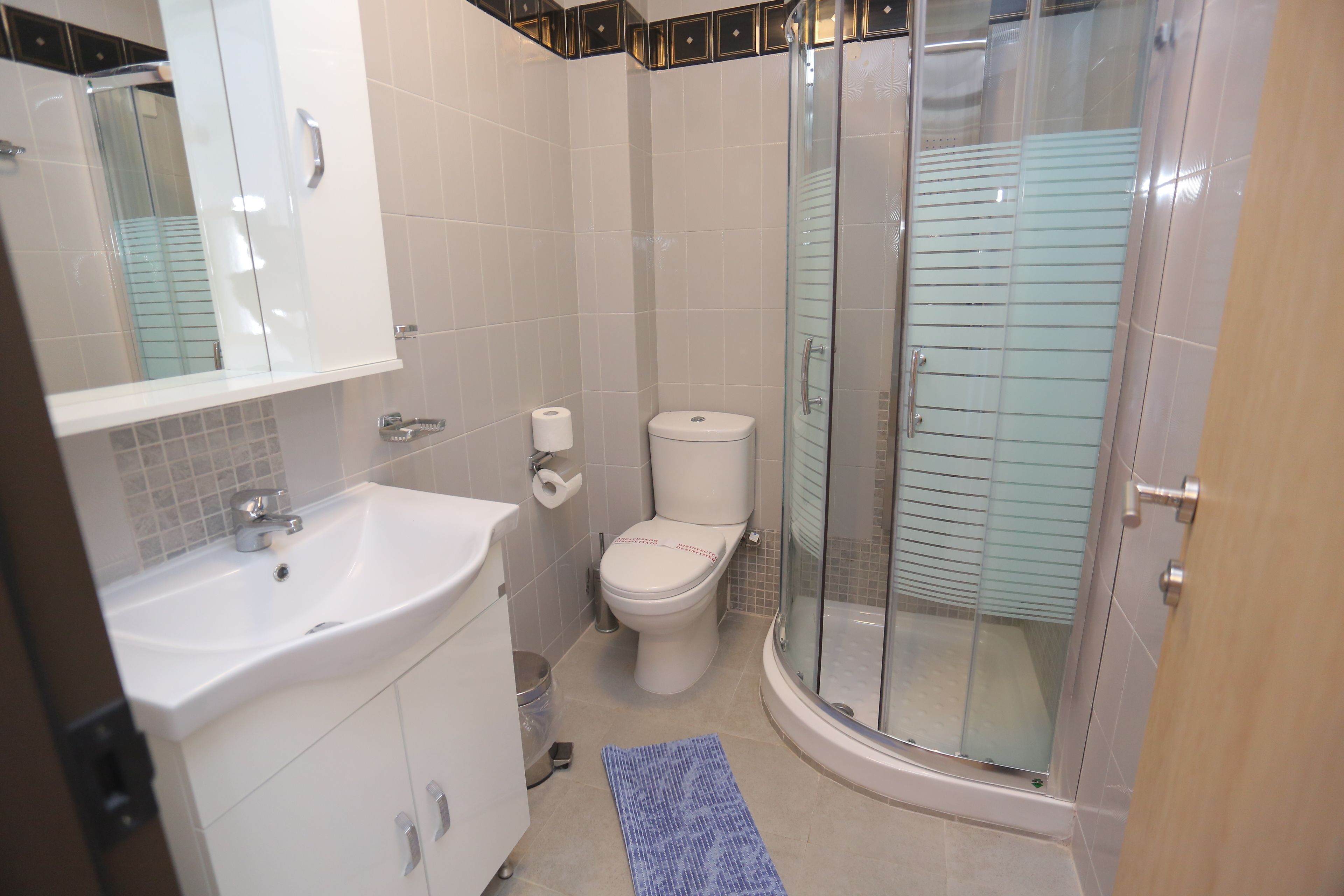 standard double or twin room | bathroom | shower, hydromassage showerhead, free toiletries, hair dryer