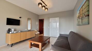 Suite | Living area | 32-inch flat-screen TV with satellite channels, books