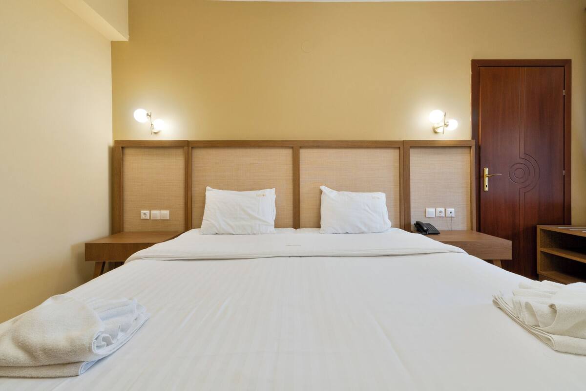 Standard-Doppelzimmer | Zimmersafe, Bügeleisen/Bügelbrett, kostenlose Babybetten