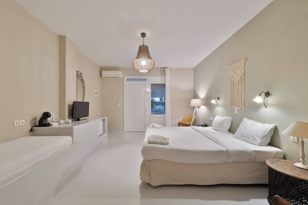 Dreibettzimmer | Zimmersafe, Bügeleisen/Bügelbrett, kostenlose Babybetten