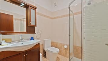 Standaard tweepersoonskamer | Badkamer | Een douche, een regendouche, milieuvriendelijke toiletartikelen