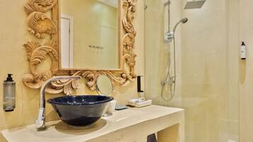 Triple Room | Bathroom | Shower, rainfall showerhead, eco-friendly toiletries, hair dryer
