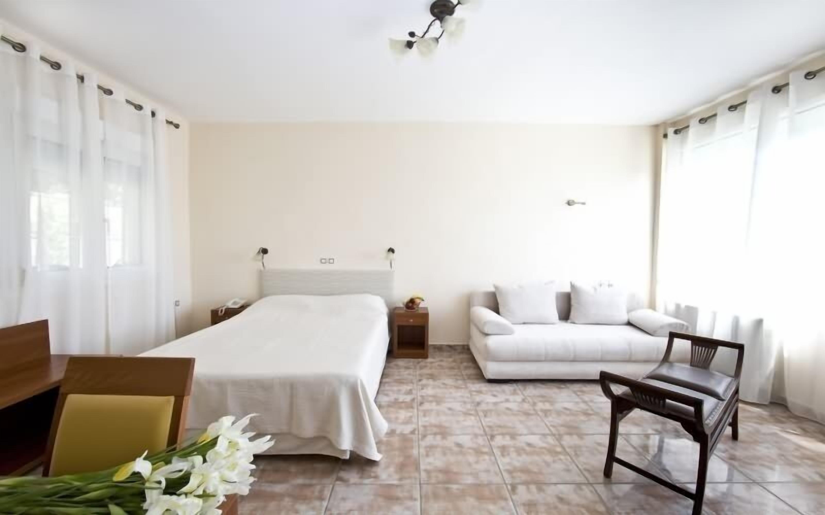 studio | in-room safe, desk, iron/ironing board, free cots/infant beds