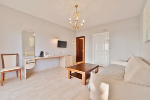 Suite | Area soggiorno | TV a schermo piatto 32 pollici con canali satellitari, libri