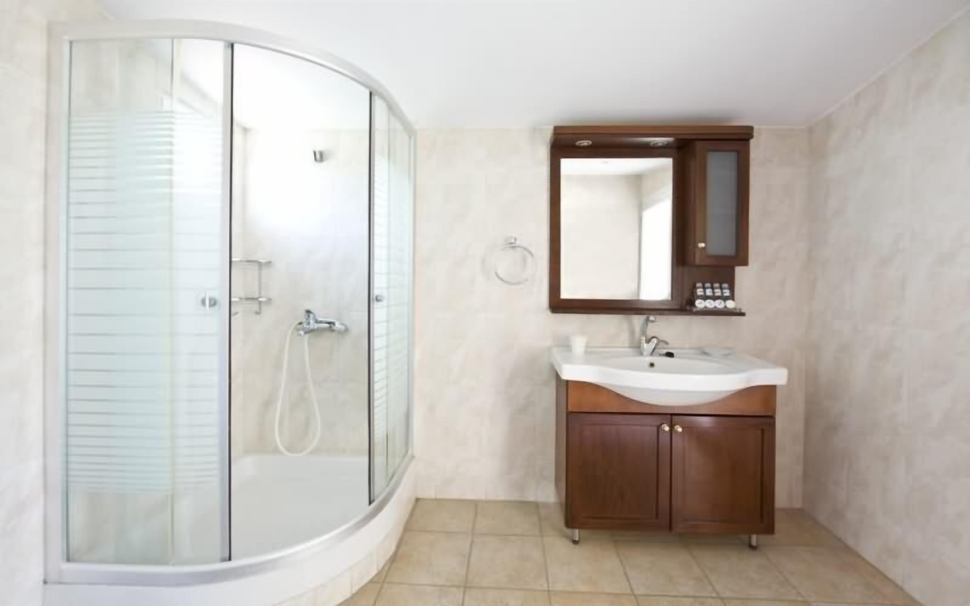 shower, rainfall showerhead, free toiletries, hair dryer