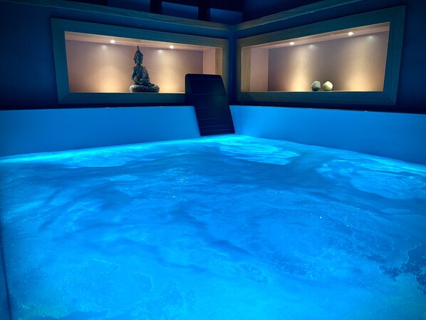 Habitación doble superior, bañera de hidromasaje | Minibar, caja fuerte, escritorio y cortinas opacas