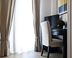 Centro de negocios en la habitación