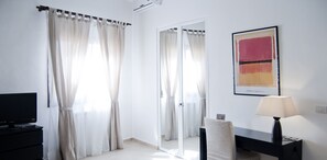 Apartamento superior | Minibar, caja fuerte, escritorio y cortinas opacas