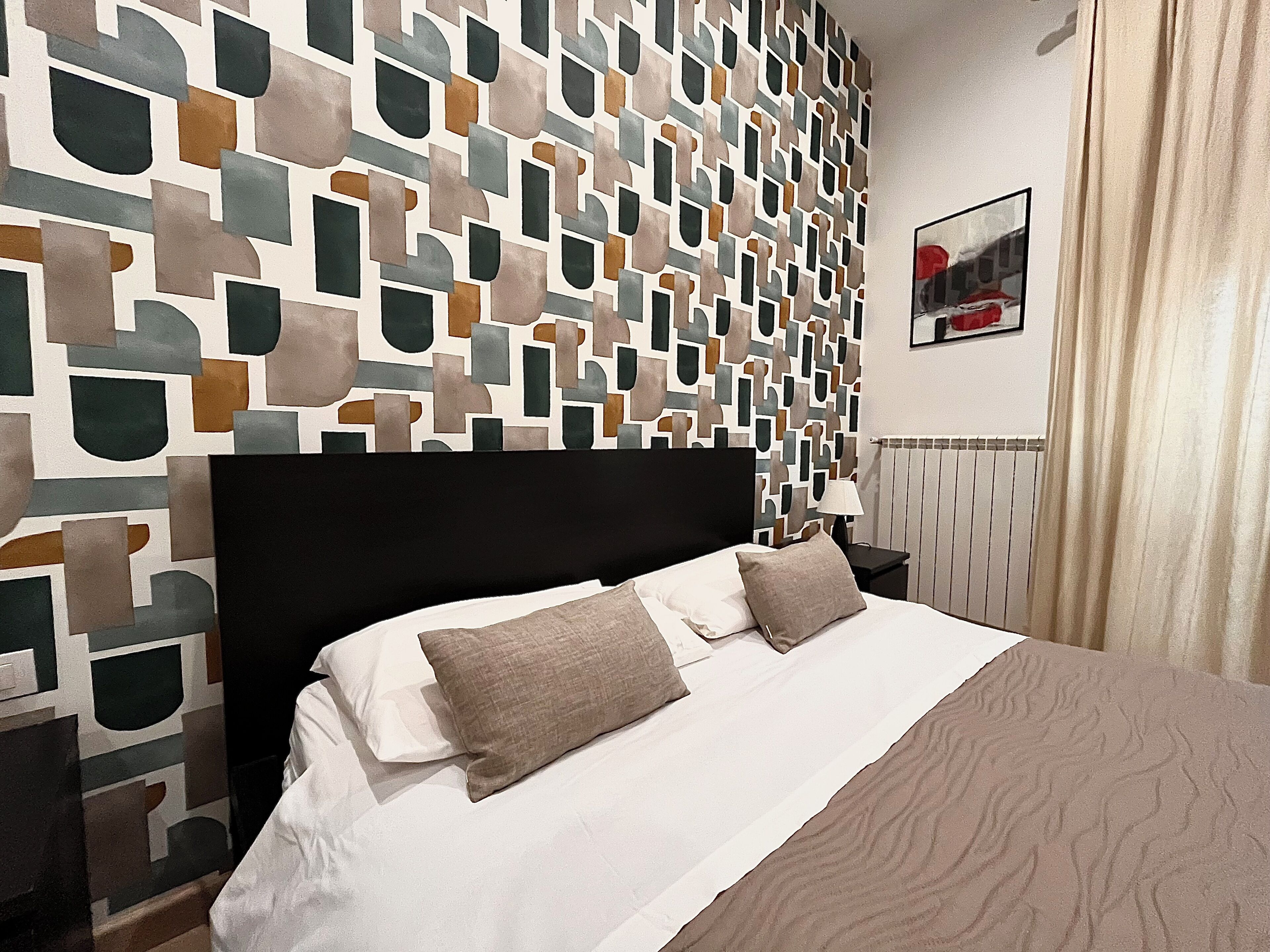 Minibar, caja de seguridad en la habitación y escritorio 