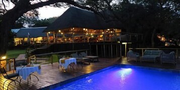 Piscina externa, guarda-sóis, espreguiçadeiras