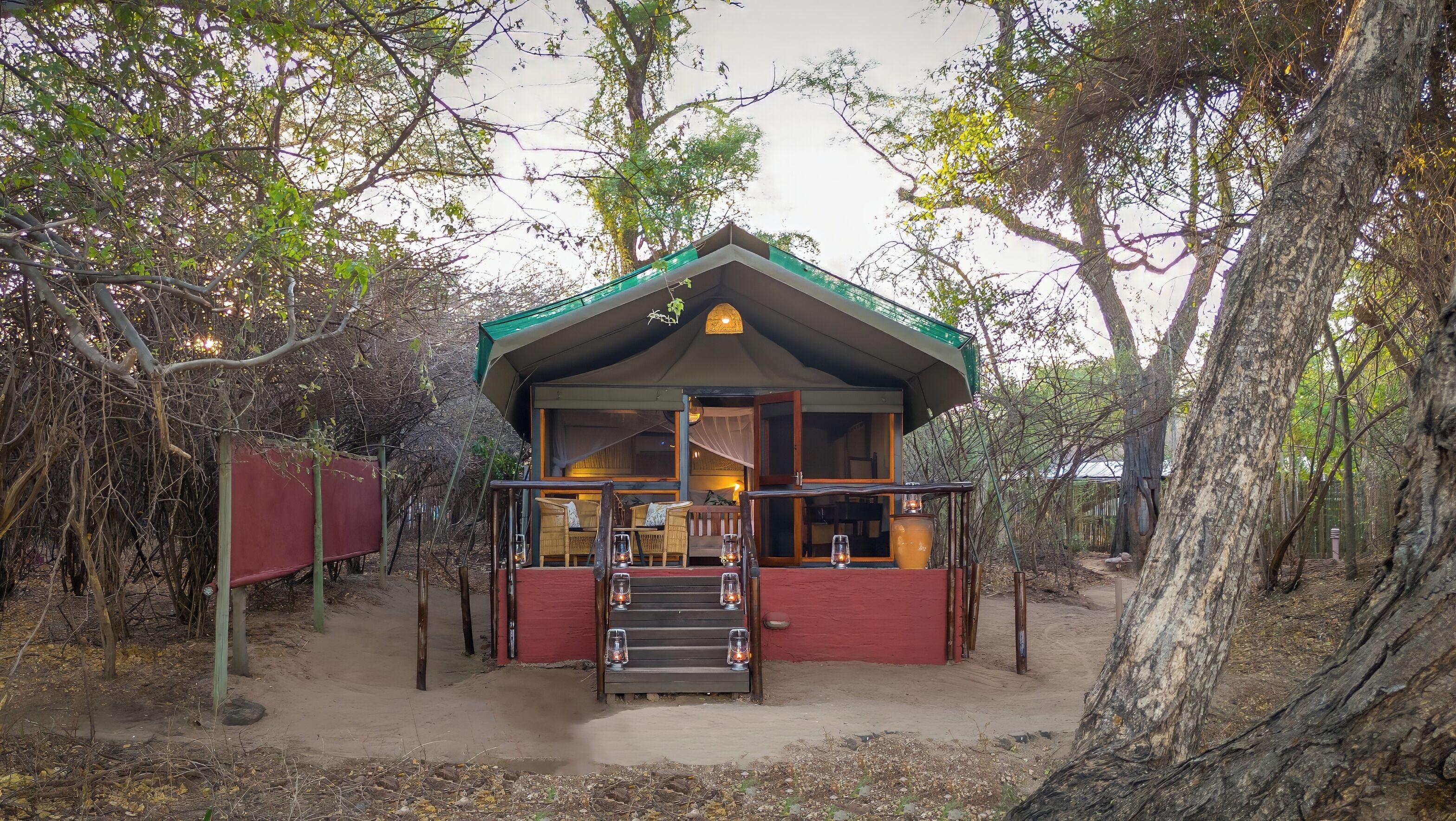 Ropa de cama hipoalergénica y caja de seguridad en la habitación 