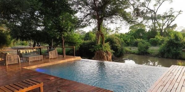 Outdoor pool, pool umbrellas, pool loungers - Elephant Valley Lodge (Kasane)