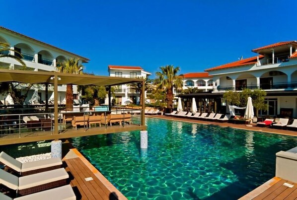 Seasonal outdoor pool, pool umbrellas, sun loungers - Flegra Palace (Kassandra)