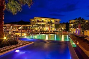 Seasonal outdoor pool, pool umbrellas, sun loungers - Flegra Palace (Kassandra)