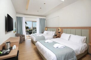 遮光窗帘、免费婴儿床、收费 WiFi