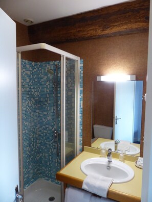 Habitación económica doble, baño privado | Baño