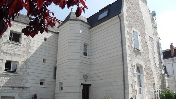 A two-story building with a stone facade and a white upper level. - Hôtel Belle Epoque (Chinon)