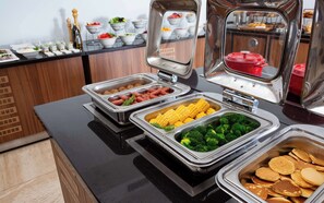 Petit déjeuner, déjeuner et dîner servis sur place