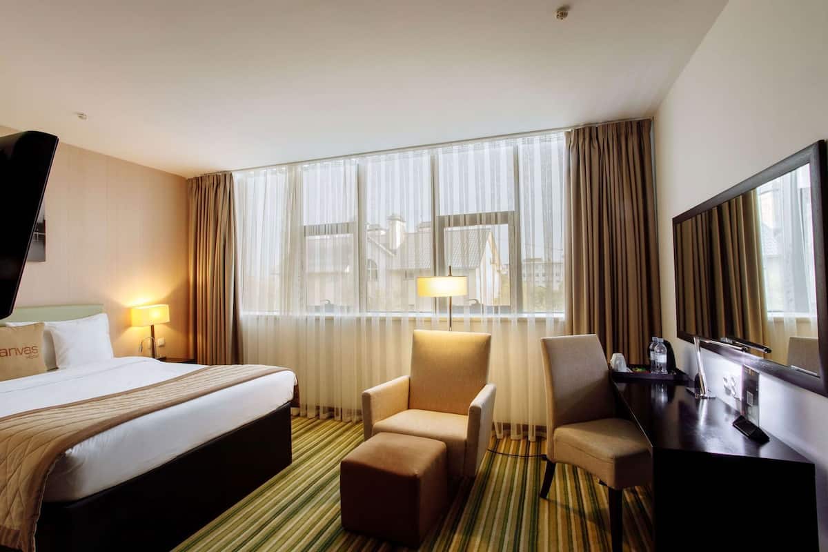 Literie de qualité, minibar, coffre-fort, bureau