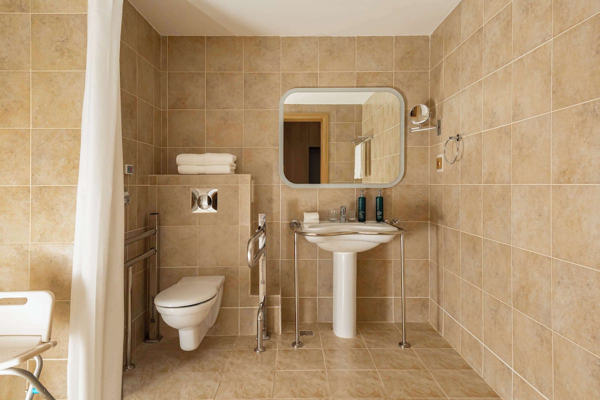 room, 1 queen bed, accessible | bathroom | free toiletries, hair dryer, slippers, towels