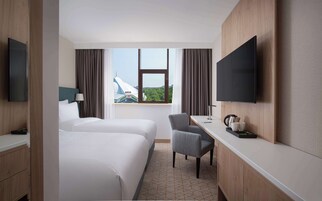 高档床上用品、迷你吧、客房内保险箱、办公桌