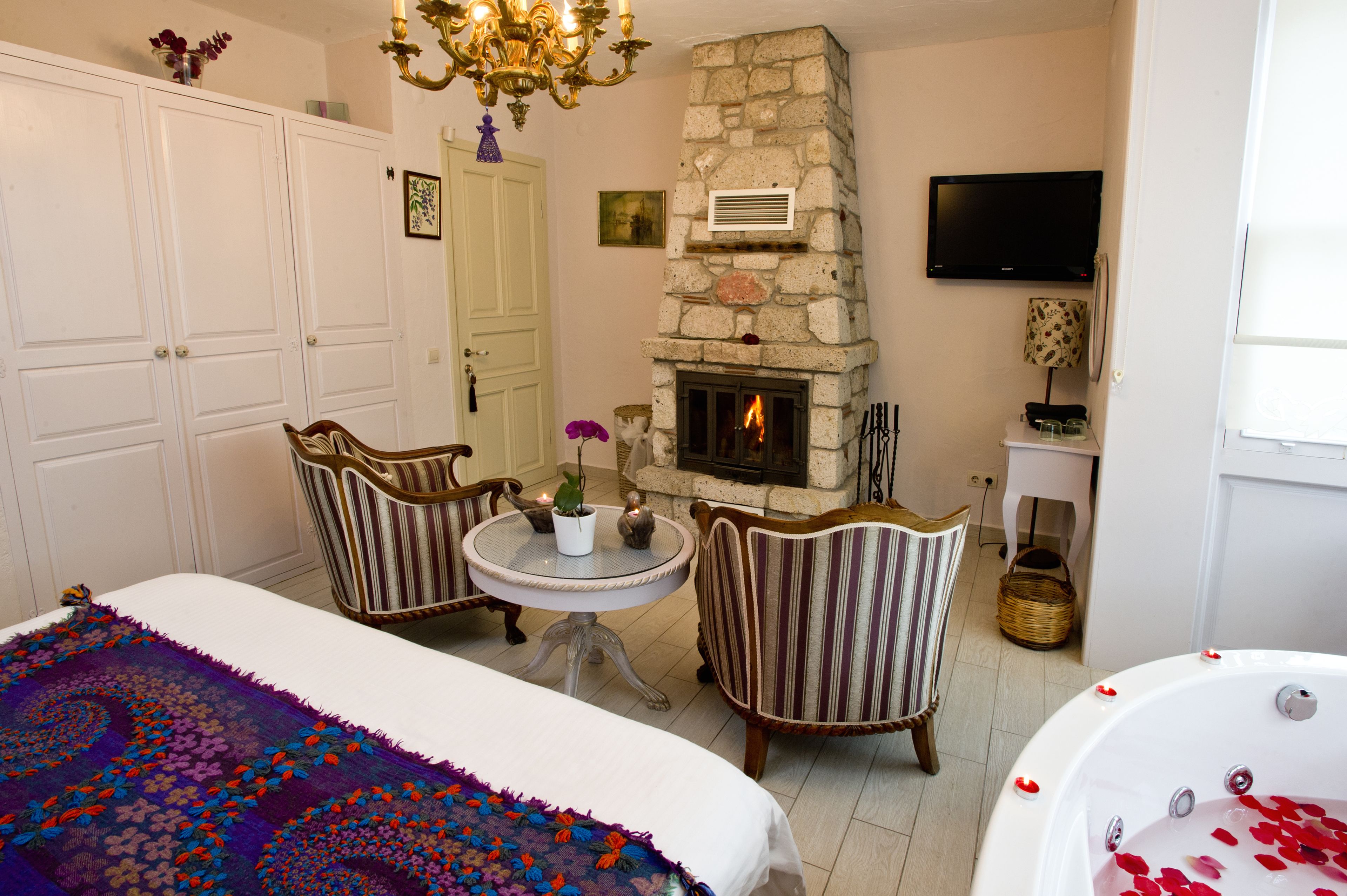 honeymoon suite, 1 king bed, fireplace, garden view | 1 bedroom, egyptian cotton sheets, premium bedding, pillow-top beds