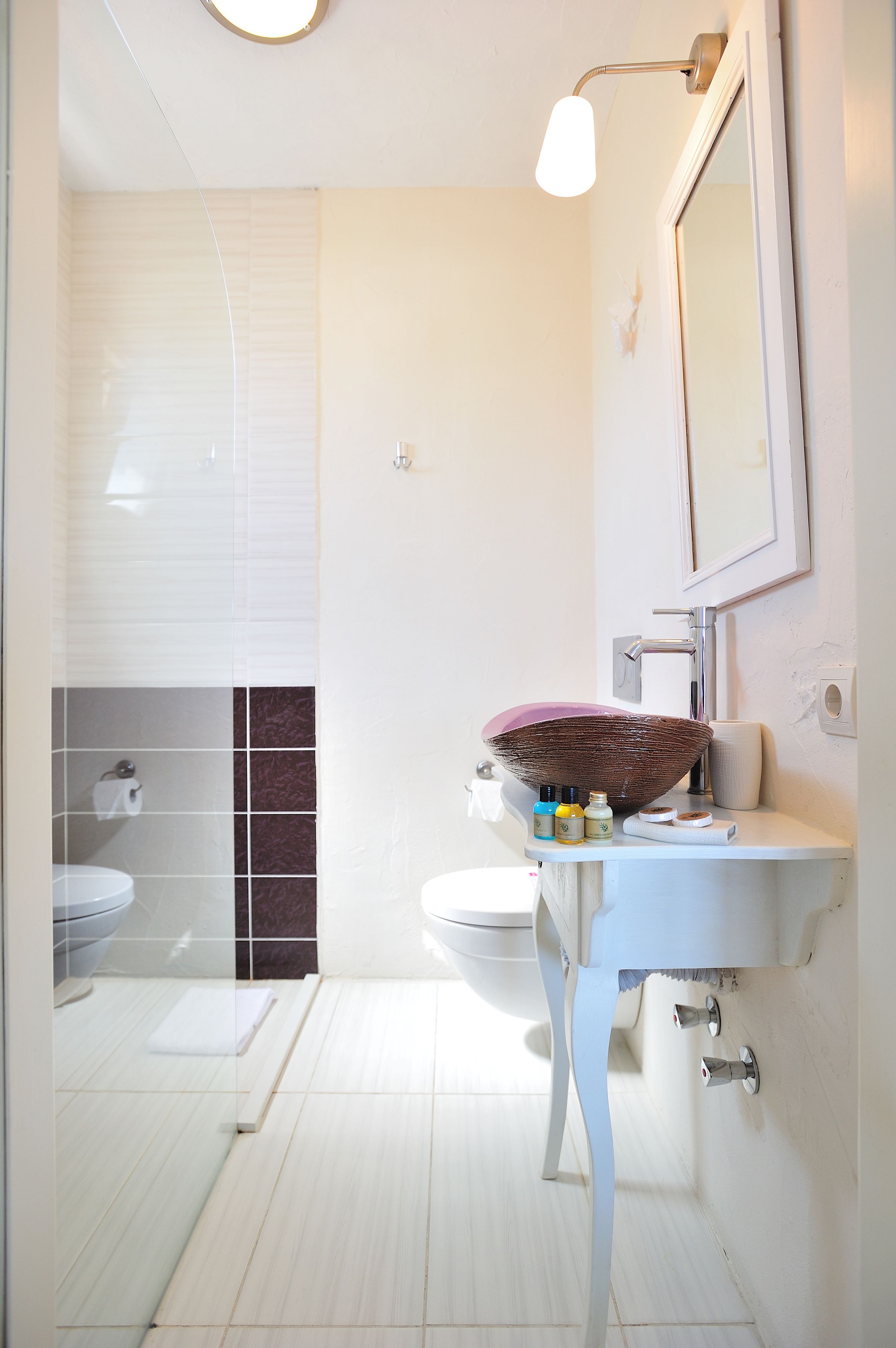 honeymoon suite, 1 king bed, fireplace, garden view | bathroom | free toiletries, hair dryer, slippers, towels