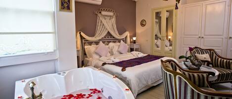 Honeymoon Suite, 1 King Bed, Fireplace, Garden View