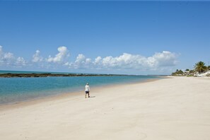 Beach nearby, beach towels - Iloa Resort (Barra de Sao Miguel)
