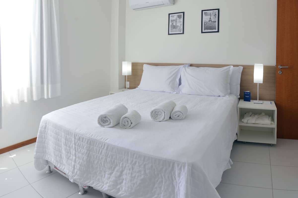 Suite Master | Untuvapeitot, minibaari, tallelokero huoneessa, silitysrauta/-lauta