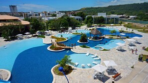 Una piscina al aire libre, cabañas de piscina gratuitas, sombrillas