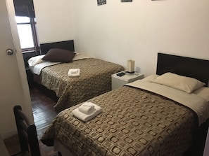 Doppel- oder Zweibettzimmer | Minibar, Zimmersafe, Schreibtisch, Zustellbetten