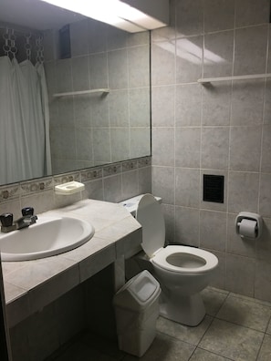 Familienzimmer, 1 Schlafzimmer, mit Bad | Badezimmer | Dusche, kostenlose Toilettenartikel, Haartrockner, Handtücher