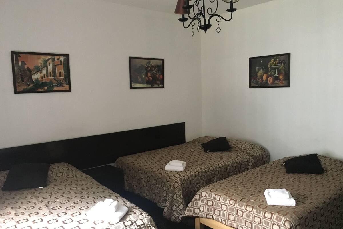 Dreibettzimmer | Minibar, Zimmersafe, Schreibtisch, Zustellbetten