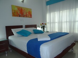 Minibar, coffres-forts dans les chambres, bureau, rideaux occultants