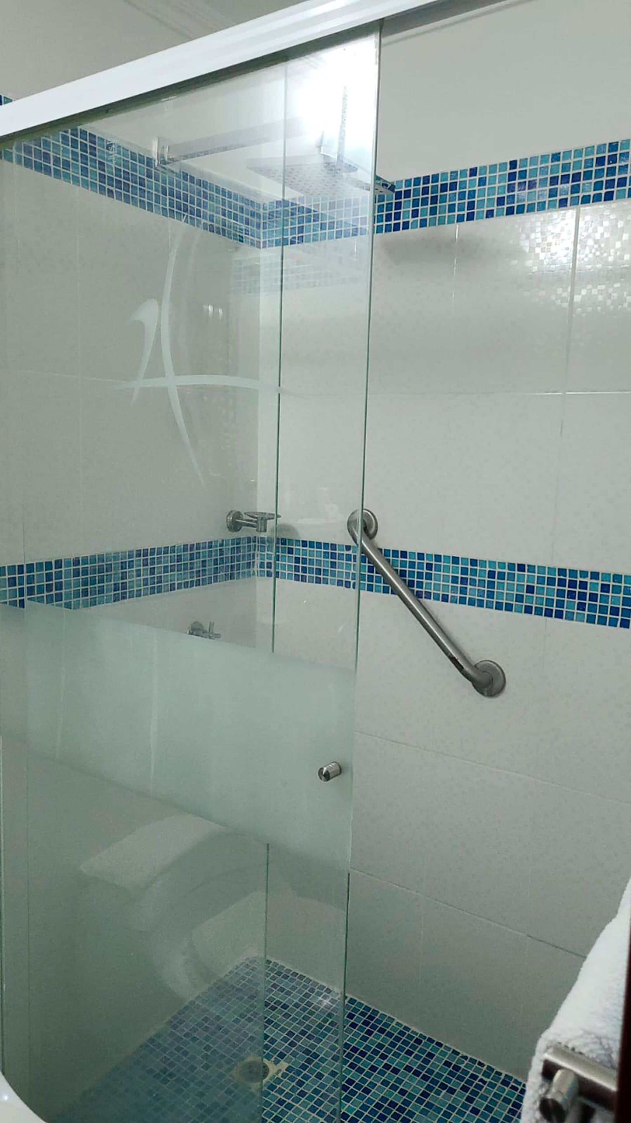 rainfall showerhead, free toiletries, hair dryer, towels