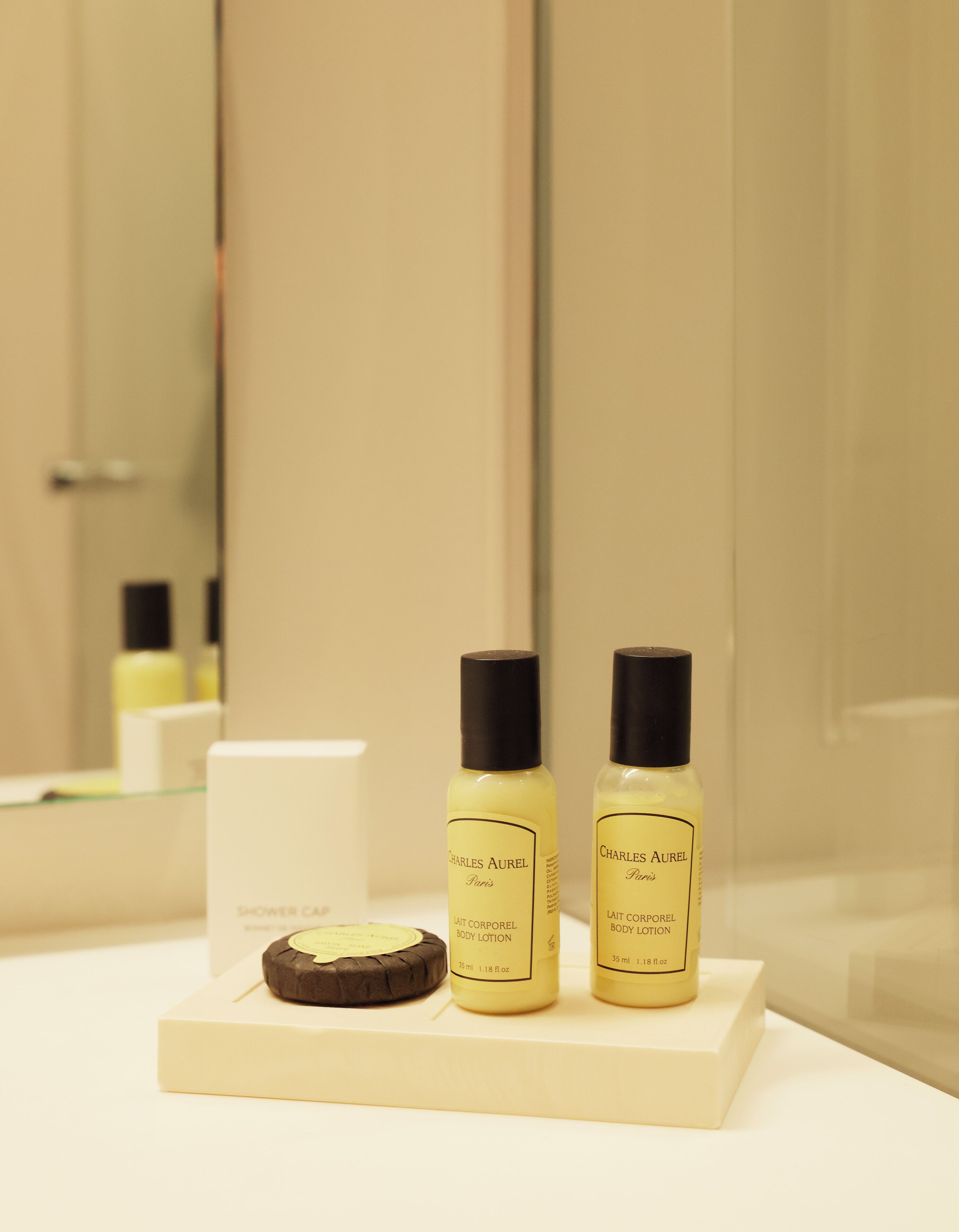 rainfall showerhead, free toiletries, hair dryer, shampoo