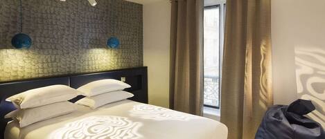 Minibaari, tallelokero huoneessa, työpöytä, äänieristys