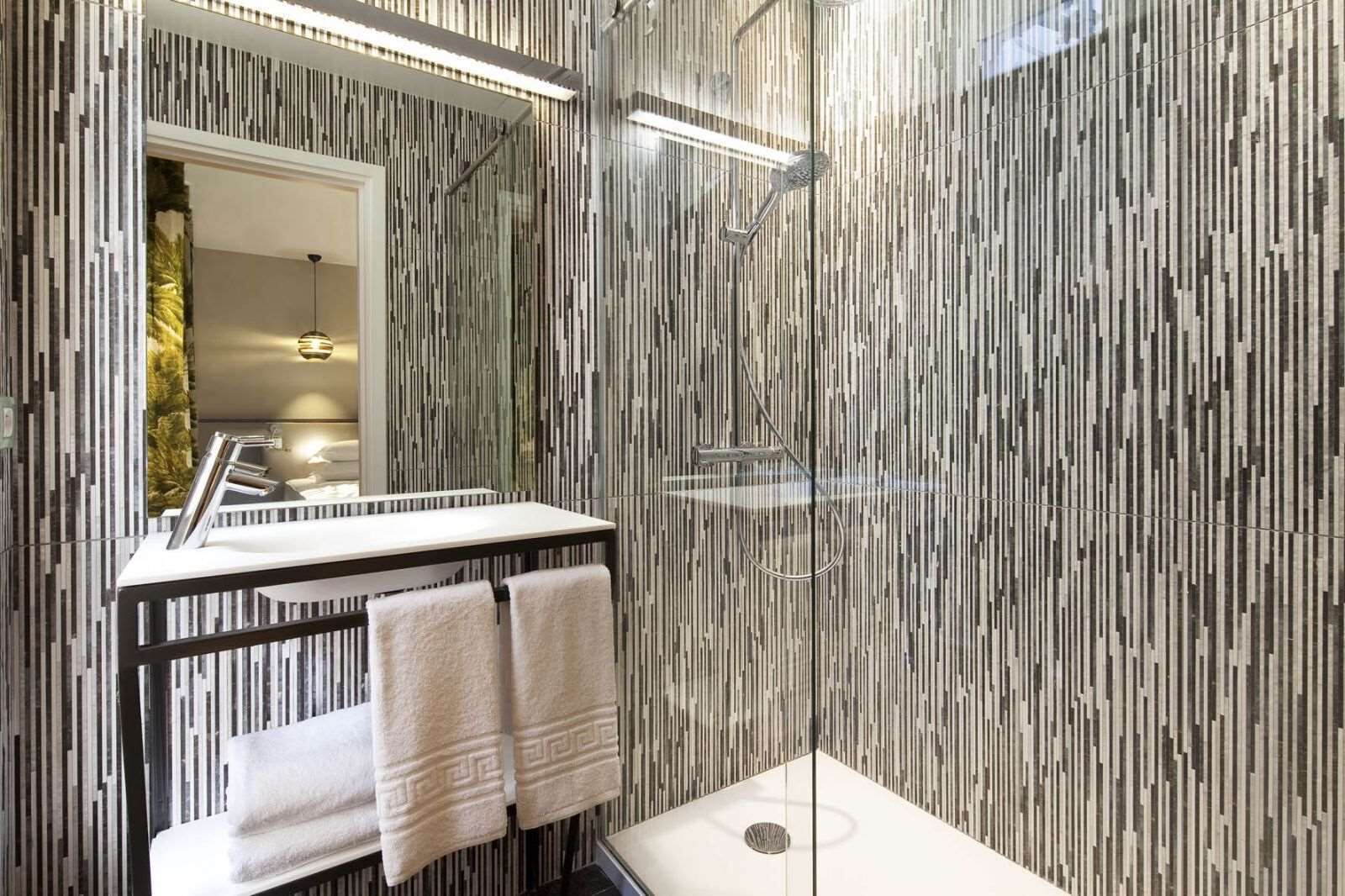 rainfall showerhead, free toiletries, hair dryer, shampoo