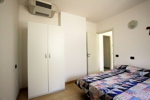 Desk, rollaway beds, free WiFi