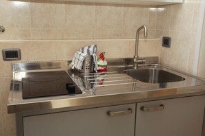 Studio (Apartment 23) | Private kitchenette