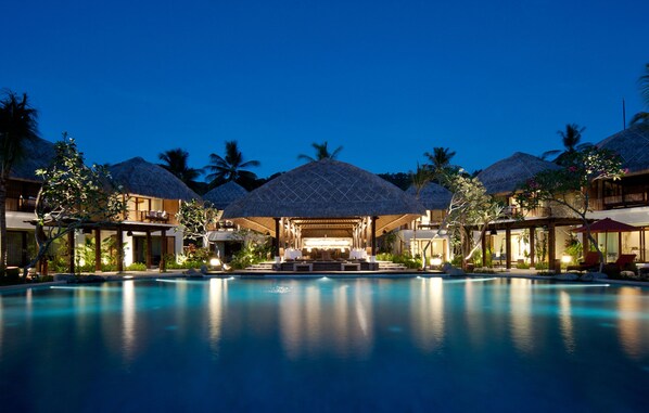 Piscine extérieure, parasols de plage, chaises longues